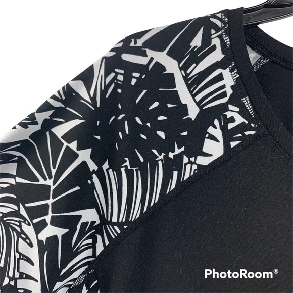 Weekends by Chico's Short Sleeve Top Black White Stretch Pullover - Picture 4 of 5